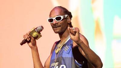 Рэпер Snoop Dogg привез рекламу нового альбома в румынскую деревню - iz.ru - США - Израиль - Колумбия - Румыния - Богота