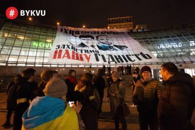 На Майдані розгорнули банер з Зеленським і Єрмаком: «Їхня брехня принижує» - bykvu.com - Украина