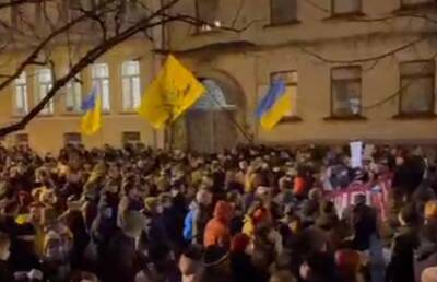 Украинцы пришли под Офис президента, вмешалась полиция: кадры волнений в Киеве - politeka.net - Украина - Киев
