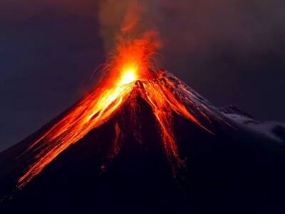 Из-за активности вулкана с итальянского острова эвакуировали треть населения - unn.com.ua - Украина - Киев - Италия