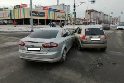 Ford - В Кургане водитель пытался проскочить на желтый и устроил ДТП - kikonline.ru - Россия - Курган