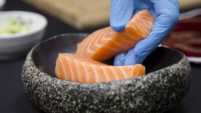 Лосось, соленые огурцы и конфеты: какие продукты на Новый год лучше купить заранее? - mir24.tv