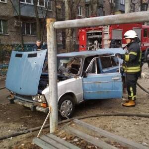 В Александровском районе Запорожья сгорел ВАЗ. Фото - reporter-ua.com - Украина - Запорожская обл. - Запорожье