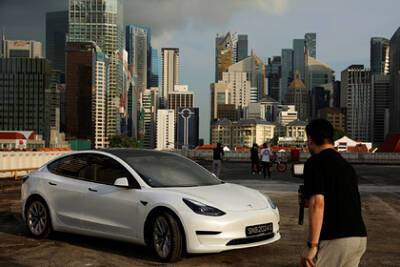 Илон Маск - Автомобили Tesla по всему миру оказались заблокированными - lenta.ru - Twitter