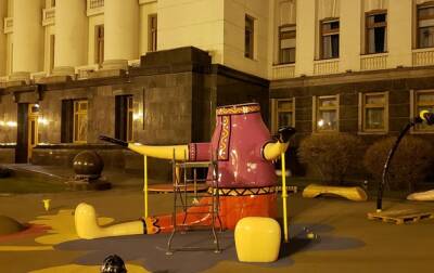 Марья Примаченко - Скульптура "петуха" возле ОП осталась без головы - korrespondent.net - Украина - Киев