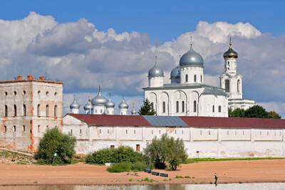 Игорь Моржаретто - В Великом Новгороде древние монастыри открылись для посещений после карантина - lenta.ru - Россия - Великий Новгород