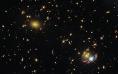 Hubble запечатлел "тройную" галактику в созвездии Рыбы - korrespondent.net - Украина