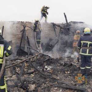 В Шевченковском районе Запорожья загорелся двухэтажный дом. Фото - reporter-ua.com - Украина - Запорожская обл. - Запорожье - район Шевченковский, Запорожье