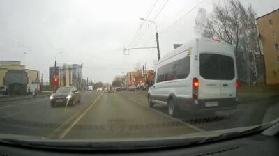 Ford - На улице Суворова водитель Ford Transit промчался на красный свет - penzainform.ru - Пенза