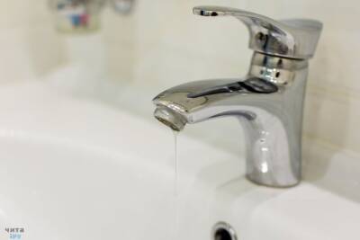Лопнувшая труба с холодной водой оставила без воды на 12 часов дома в центре Читы - chita.ru - Чита