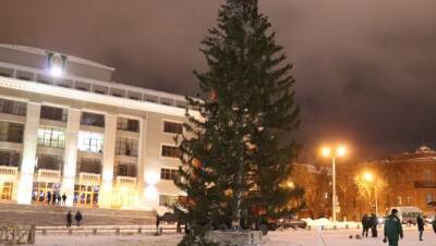 В Уфе на Советской площади появилась новогодняя елка - bash.news - Башкирия - Уфа - район Благовещенский