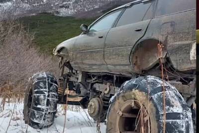 Маляр из села на Камчатке превратил Toyota Corolla в шестиколесный монстр-трак - lenta.ru - Камчатский край - Владивосток