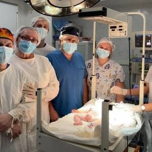 В Украине врачи впервые удалили гигантскую опухоль у младенца. Фото - reporter-ua.com - Украина - Новости