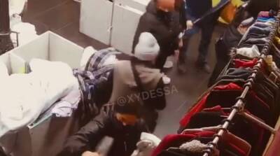Ловкие карманники грабят одесситов в магазинах секонд-хенда: момент попал на видео - politeka.net - Украина - Одесса