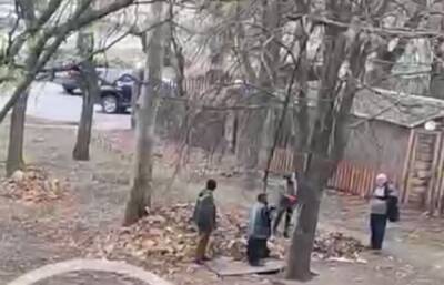 "Какая наглость": в Одессе коммунальщики накидали мусор с листьями под окнами дома, видео - politeka.net - Украина - Одесса
