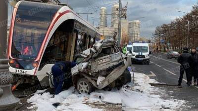 Фото: Многотонный трамвай раздавил иномарку в центре Москвы - 5-tv.ru - Москва
