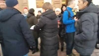 Более 6 000 подписей против QR-кодов отнесли нижегородцы в Заксобрание - vgoroden.ru