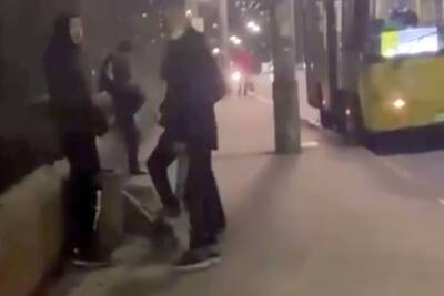 Прохожий проучил вандалов в Киеве, видео: "ломали прокатный самокат" - politeka.net - Украина - Киев