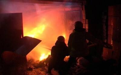 В Кыштыме утром четыре часа тушили пожар в цехе по ремонту мототехники - znak.com - Россия - Челябинская обл.