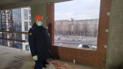 Людмила Нефедова - Рабочий скончался после падения с высоты на стройке в центре Москвы - vm.ru - Москва