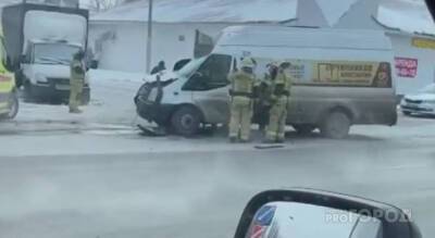 В Чебоксарах маршрутка врезалась в МАЗ - pg21.ru - Чебоксары