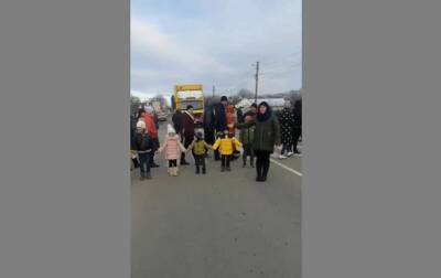 На Буковине протестующие с детьми перекрыли дорогу - korrespondent.net - Украина - Черновицкая обл.