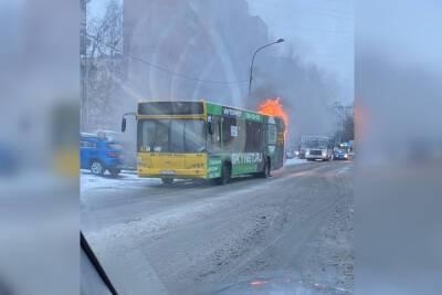 Автобус загорелся на ходу и сгорел дотла на улице Черкасова - spb.mk.ru - Санкт-Петербург - р-н Калининский