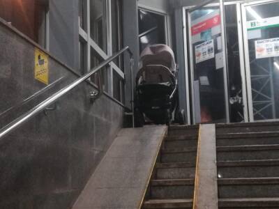 В Новосибирском метро неизвестные бросили коляску без ребёнка - sib.fm - Новосибирск