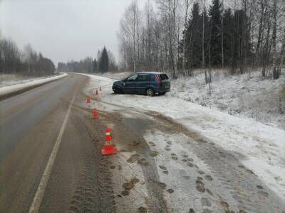 В Тверской области водитель легковушки на летней резине попал в ДТП, пострадал его пассажир - afanasy.biz - Тверская обл.