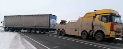 В НСО достали тягач украинца, съехавший в кювет 1 ноября - runews24.ru - Новосибирская обл. - Саяногорск