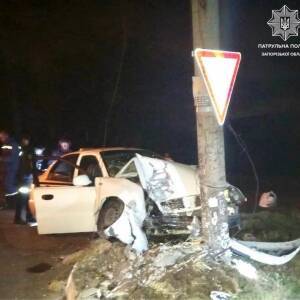 В Запорожье пьяный водитель врезался в столб. Фото - reporter-ua.com - Запорожье