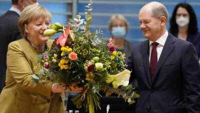 Ангела Меркель - Олаф Шольц - Олаф Шольц подарил Меркель на прощание куст кизила - mir24.tv - Германия