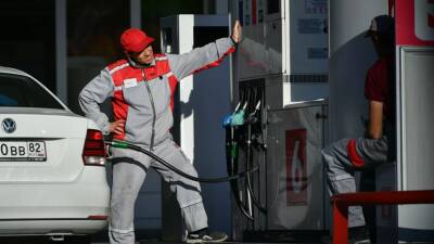 Ая Бензин - Цена на бензин в России увеличилась за неделю на 12 копеек - russian.rt.com - Россия