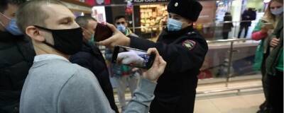 Челябинец устроил перепалку с полицией во время проверки QR-кодов в ТРК «Радуга» - runews24.ru - Челябинск