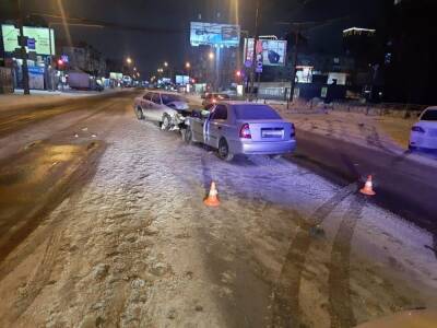 Карл Маркс - В Новосибирске водители Nissan и Hyundai столкнулись лоб в лоб на Карла Маркса - sib.fm - Новосибирск