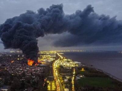 В Англии произошел пожар на заводе по производству пластмасс, людей окрестных домов эвакуировали - unn.com.ua - Украина - Киев - Англия - Галла - Великобритания