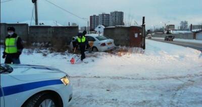 В Екатеринбурге из-за двух таксистов, не поделивших дорогу, в ДТП пострадали три пассажира - znak.com - Екатеринбург