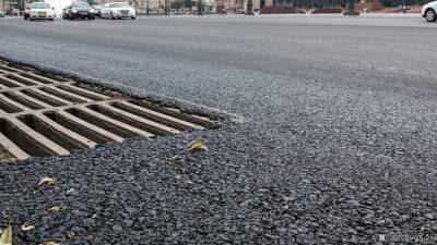 В Челябинске на дороге у школы неизвестные украли больше 30 решеток ливневой канализации - newdaynews.ru - Челябинск