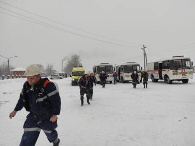 В кемеровской шахте после ЧП остаются десятки горняков, связи с ними нет - znak.com - Россия