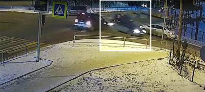 Выключенный светофор стал причиной аварии с участием трех автомобилей в Петрозаводске (ВИДЕО) - stolicaonego.ru - Петрозаводск - республика Карелия