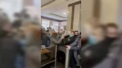 В Челябинске противники QR-кодов устроили драку в здании заксобрания - iz.ru - Израиль - респ. Татарстан - Челябинская обл. - Челябинск