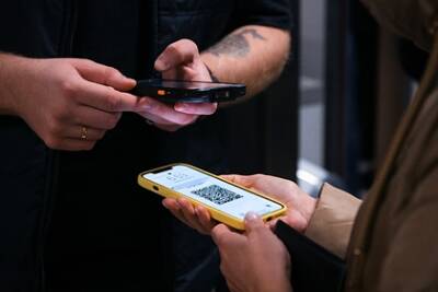 Татьяна Соломатина - В «Единой России» оценили идею выдавать QR-коды «неофициально» переболевшим - lenta.ru - Россия