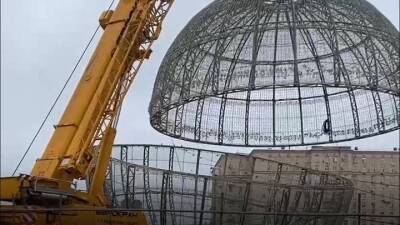 Двадцатиметровый новогодний шар установили на Поклонной горе в Москве - vm.ru - Москва