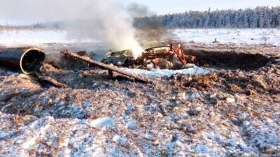 Вертолет Ми-2 сгорел в ХМАО во время экспедиции для осмотра нефтяной скважины - vm.ru - Россия - Югра