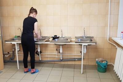 Студенты в кампусе ЛГУ в Горбунках два месяца живут без горячей воды - mk.ru - Ленинградская обл. - район Ломоносовский