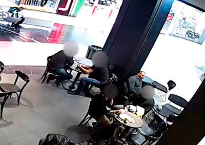 Кража бумажника в пражском кафе попала на видео - vinegret.cz - Чехия - Прага
