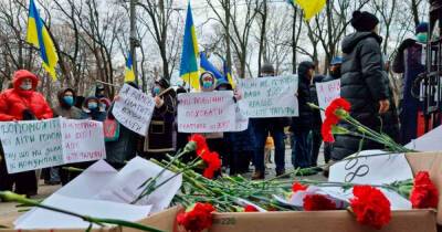 Жители Украины вышли на митинг против высоких тарифов на услуги ЖКХ - ren.tv - Украина - Киев