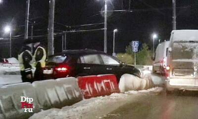 В Петрозаводске автомобиль пробил временное ограждение и выехал на встречку - gubdaily.ru - Петрозаводск