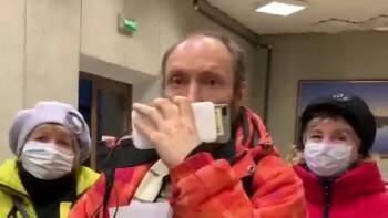 Газовая атака: в помещении Заксобрания области воинствующие посетители подрались с росгвардейцами - vologda-poisk.ru - Вологодская обл.
