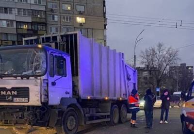 В Киеве мусоровоз протаранил "скорую" (фото) - facenews.ua - Украина - Киев - район Днепровский, Киев